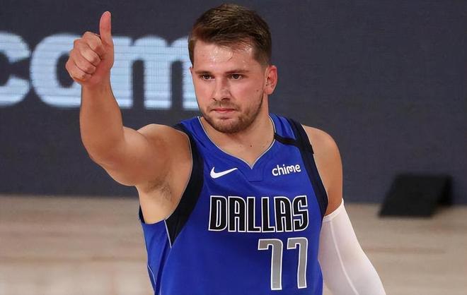 灯光映照下 灯光映照下